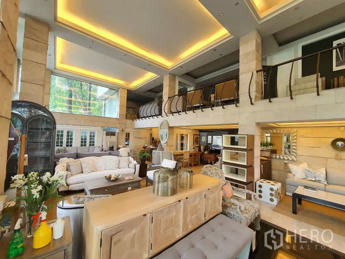 พื้นที่ขายปลีก ให้เช่าในWang Thonglang, Bangkok - พื้นที่โชว์รูมเปิดโล่งมีชั้นลอย ราวกันตก โซฟาและชั้นโชว์ พร้อมผนังกระจกสูงจรดเพดาน