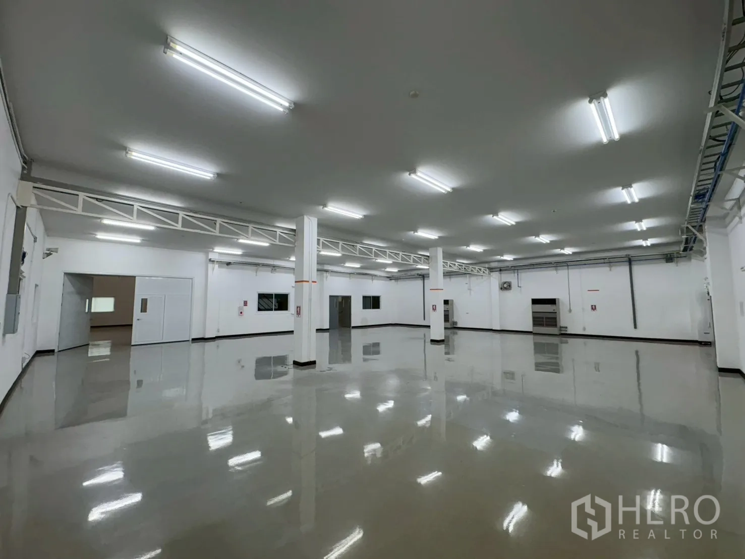 Factory for sale in Bang Bo, Samut Prakan - Clean hall with epoxy flooring, doors and service windows.