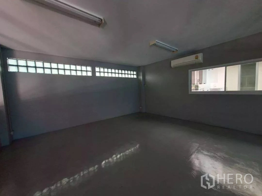 Warehouse for rent in Suan Luang, Bangkok - Enclosed air-conditioned office featuring glass block windows.