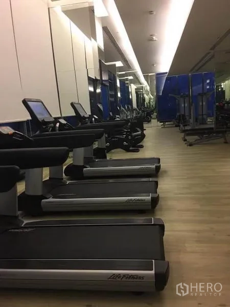 公寓 出租在Watthana, Bangkok - 配备跑步机与镜面的健身房。