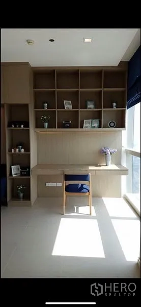 คอนโด ให้เช่าในKhlong San, Bangkok - มุมทำงานรับแสงธรรมชาติ โต๊ะบิลท์อินและชั้นวางข้างหน้าต่างบานใหญ่