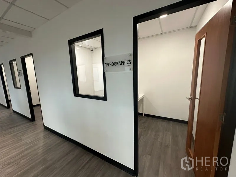 办公空间 出租在Khlong Toei, Bangkok - 走廊一角，“REPROGRAPHICS”复印室标识与内窗