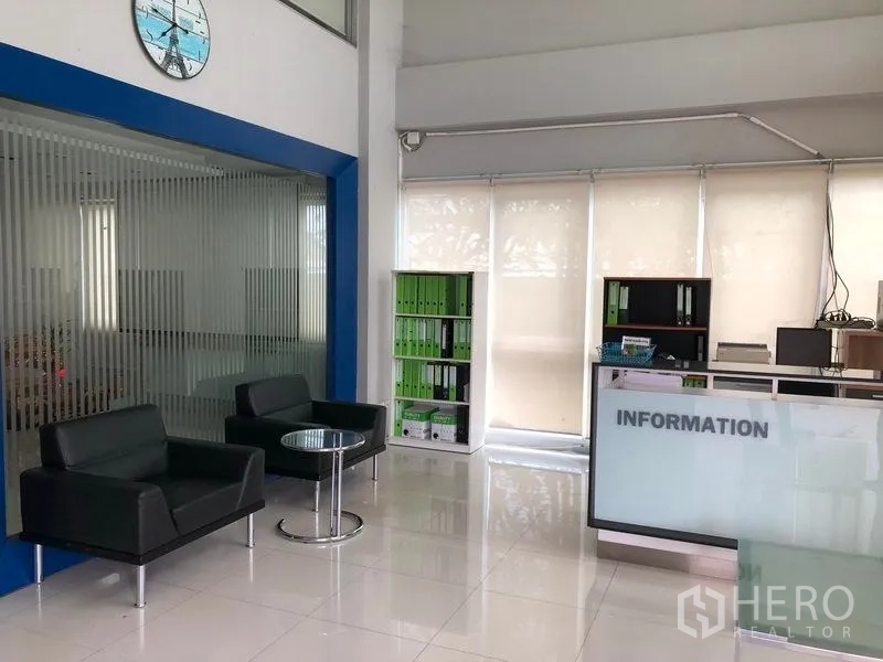 工厂 出租或出售在Lat Lum Kaeo, Pathum Thani - 接待区设有信息柜台、书架与充足采光。