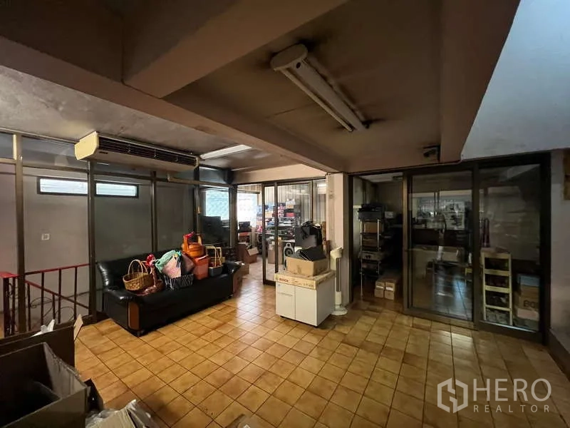 店屋 出租 - 夹层大厅，瓷砖地面，沙发与玻璃隔间。