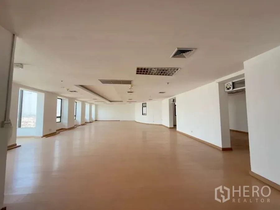 สำนักงาน ให้เช่าในChatuchak, Bangkok - ออฟฟิศแปลนโล่งมุมมองพาโนรามา มีหน้าต่างเรียงและฝ้าซอฟิตกลาง