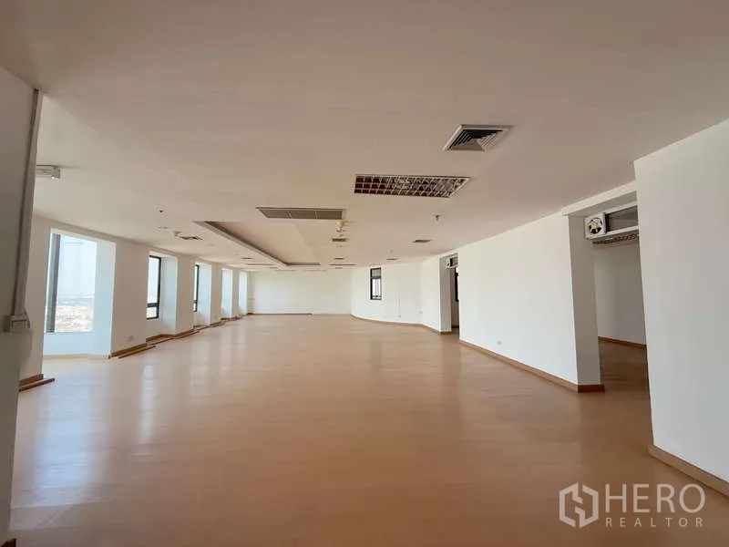 สำนักงาน ให้เช่าในChatuchak, Bangkok - ออฟฟิศแปลนโล่งมุมมองพาโนรามา มีหน้าต่างเรียงและฝ้าซอฟิตกลาง