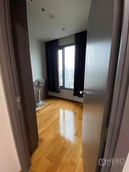 คอนโด ให้เช่าหรือขายในKhlong Toei, Bangkok - ห้องนอนที่สองหรือห้องทำงานขนาดกะทัดรัด พร้อมหน้าต่างบานใหญ่ ผ้าม่านทึบ และวิวสกายไลน์