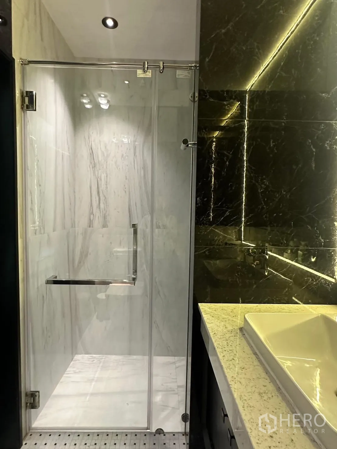 บ้าน ให้เช่าในLat Krabang, Bangkok - ห้องน้ำตกแต่งหินอ่อนสีดำมีไฟ พร้อมตู้ชาวเวอร์กระจกและอ่างล้างหน้า