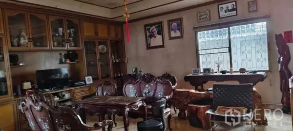 บ้าน ขายในPhra Khanong, Bangkok - พื้นที่นั่งเล่นกว้าง ชุดเก้าอี้แกะสลัก ชุดทีวี และหน้าต่างบานใหญ่