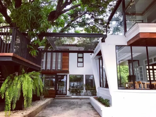 零售空间 出租在Bang Rak, Bangkok - 曼谷邦拉克区Silom绿荫中，双层现代零售建筑，落地玻璃与木质元素，带庭院。