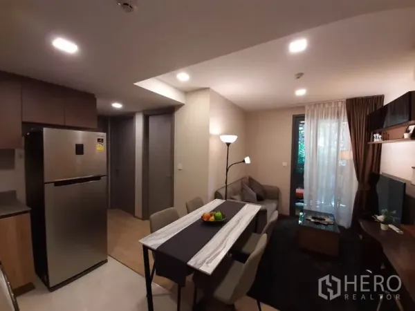 คอนโด ให้เช่าหรือขายในWatthana, Bangkok - ครัวขนาดกะทัดรัดพร้อมตู้เย็นสแตนเลส ติดกับโซนทานข้าวและห้องนั่งเล่นเชื่อมสู่ระเบียง