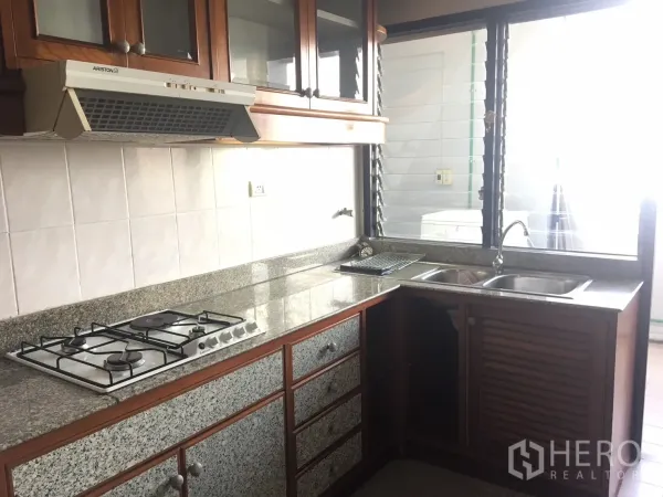 คอนโด ให้เช่าในWatthana, Bangkok - ครัวรูปตัว U ท็อปหินแกรนิต เตาแก๊ส เครื่องดูดควัน อ่างล้างจานคู่ และหน้าต่าง