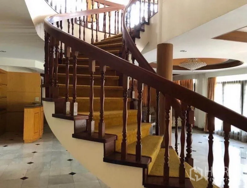 บ้าน ขายในMueang Samut Prakan, Samut Prakan - บันไดวนไม้ขนาดใหญ่ปูพรมที่โถงบ้าน