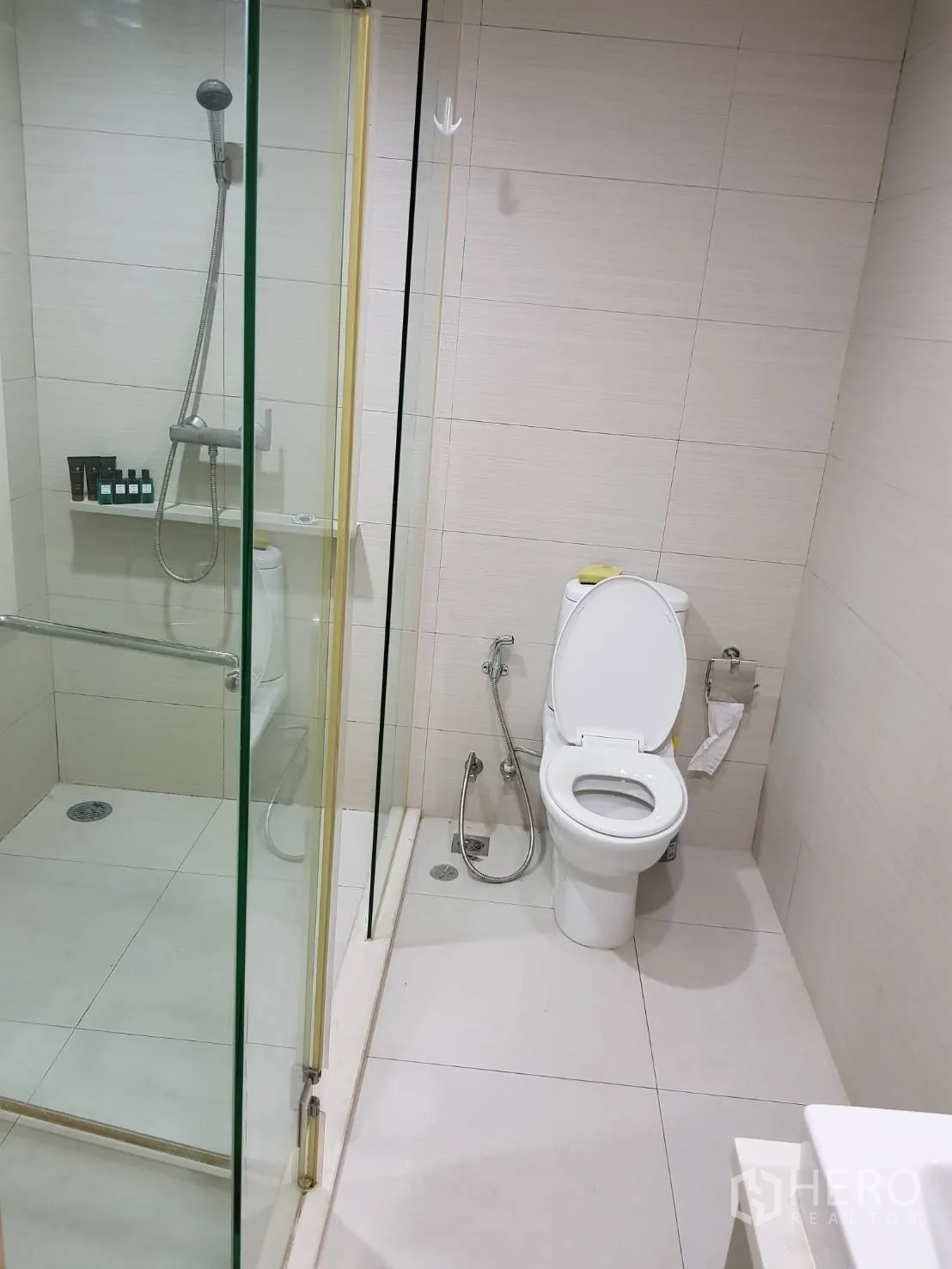 คอนโด ให้เช่าในKhlong Toei, Bangkok - ห้องน้ำสว่าง มีตู้ shower กระจก ฝักบัว และโถสุขภัณฑ์สมัยใหม่