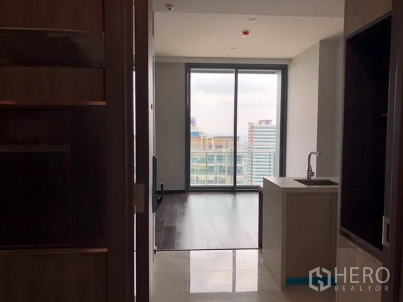 คอนโด ขายในWatthana, Bangkok - โถงทางเข้ามุ่งสู่ห้องนั่งเล่นและระเบียง มีเคาน์เตอร์ครัวด้านขวา