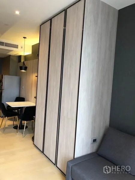 คอนโด ให้เช่าในDin Daeng, Bangkok - โถงทางเข้ามีตู้บิลท์อินสูง เชื่อมสู่ครัวและมุมรับประทานอาหาร