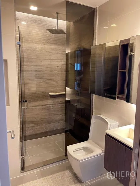 คอนโด ขายในWatthana, Bangkok - ห้องน้ำร่วมสมัยพร้อมตู้ล้างหน้า โถสุขภัณฑ์ และห้องอาบน้ำกระจก