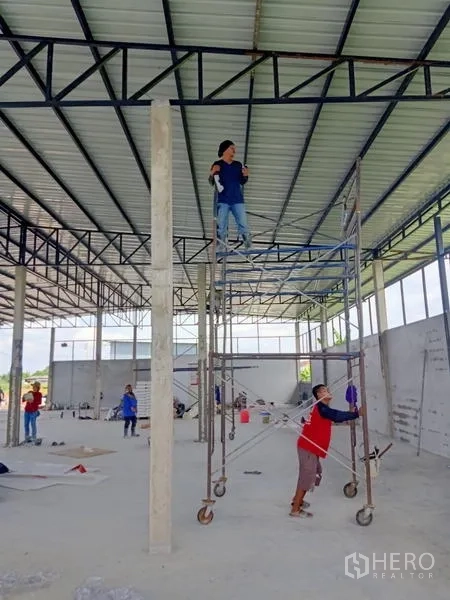 货栈 出租在Khlong Sam Wa, Bangkok - 高挑仓库内部，脚手架置于金属屋顶下方