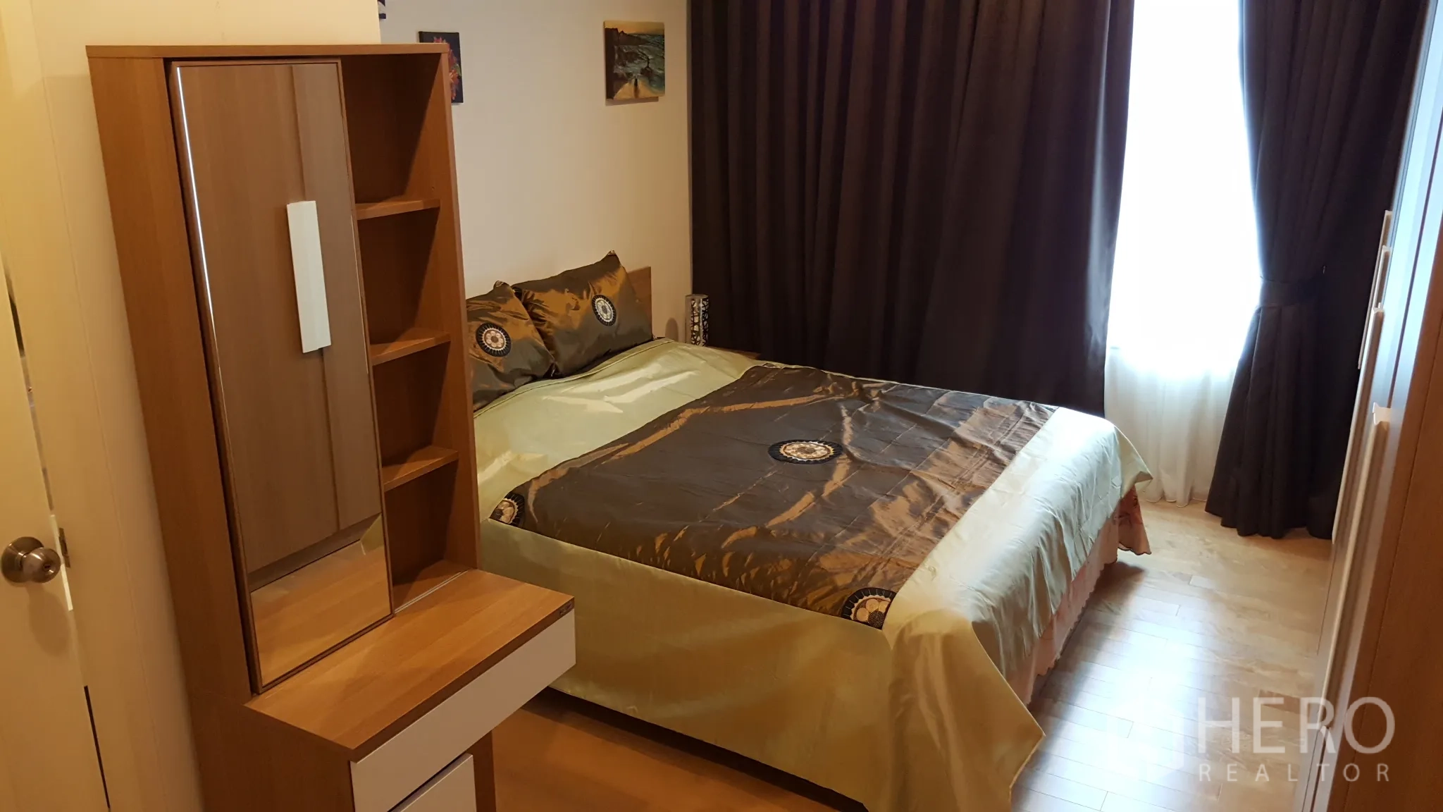 คอนโด ให้เช่าหรือขายในRatchathewi, Bangkok - ห้องนอนอบอุ่น เตียงคู่ โต๊ะเครื่องแป้งและตู้เสื้อผ้าไม้ พื้นไม้ พร้อมหน้าต่างติดผ้าม่านทึบ