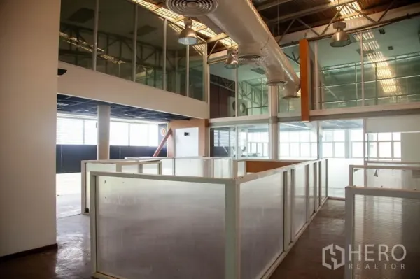 货栈 出租在Prawet, Bangkok - 工业内饰，带玻璃夹层办公室、悬挂风管与半透明隔板的帕威仓库。