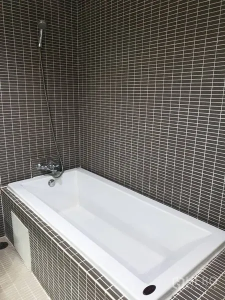 คอนโด ให้เช่าในKhlong Toei, Bangkok - ห้องน้ำกรุโมเสก พร้อมอ่างอาบน้ำทรงสี่เหลี่ยมและฝักบัวมือถือ