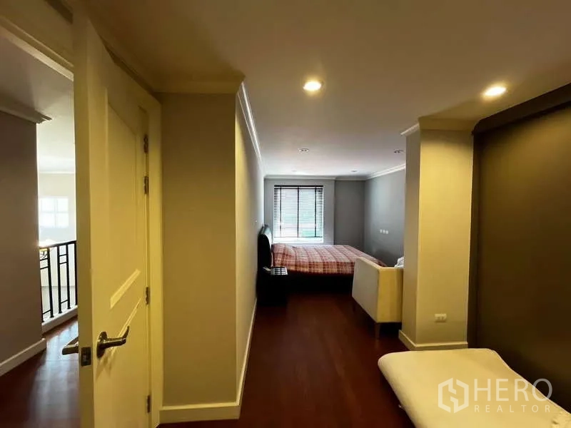 บ้าน ให้เช่าในPrawet, Bangkok - โถงชั้นบนเชื่อมสู่ห้องนอน ปูพื้นไม้และมีแสงธรรมชาติจากหน้าต่าง.