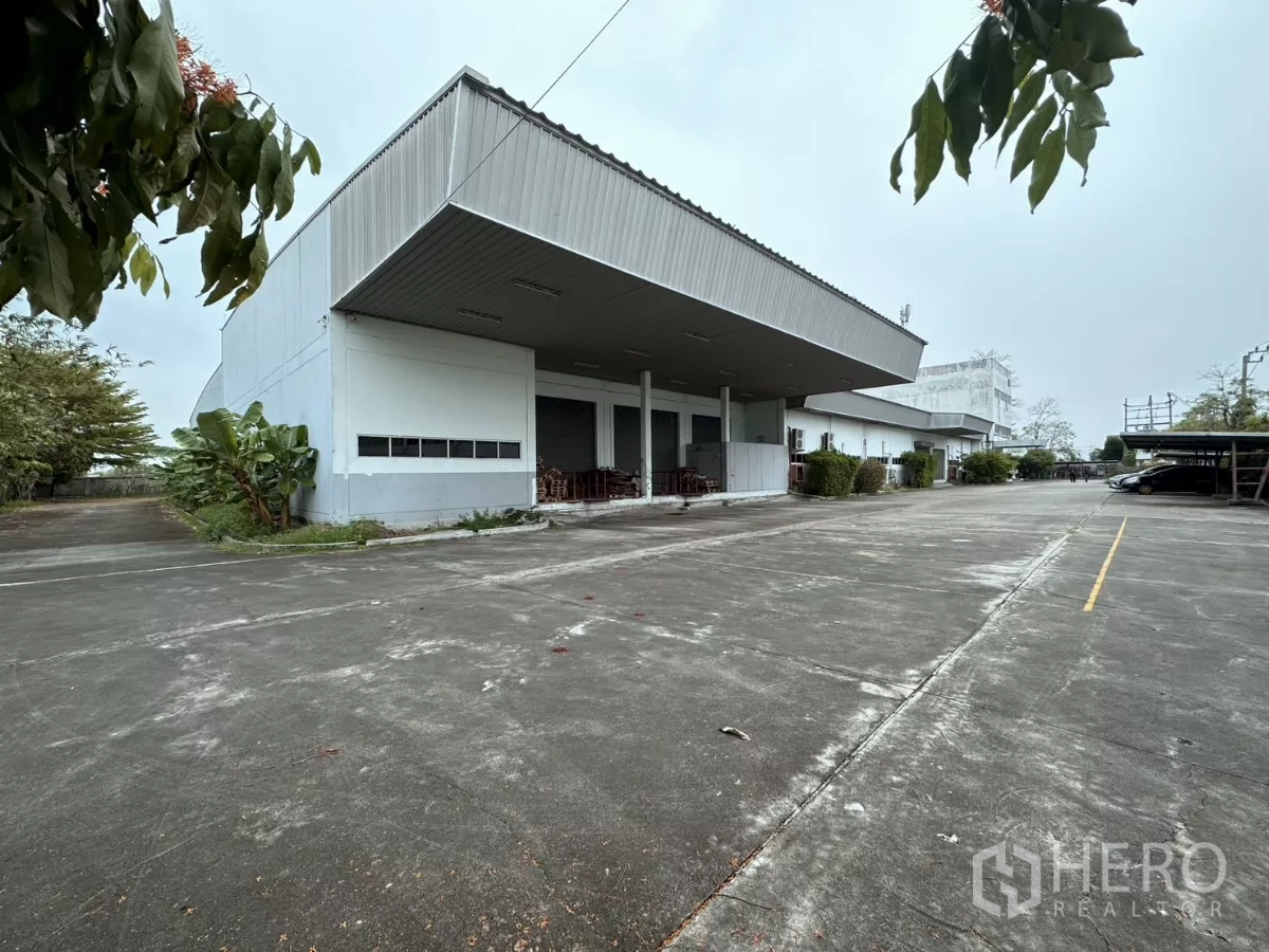 โรงงาน ขายในLat Krabang, Bangkok - ท่าโหลดสินค้ามีหลังคา ลานกว้างสำหรับจอดรถข้างโกดัง