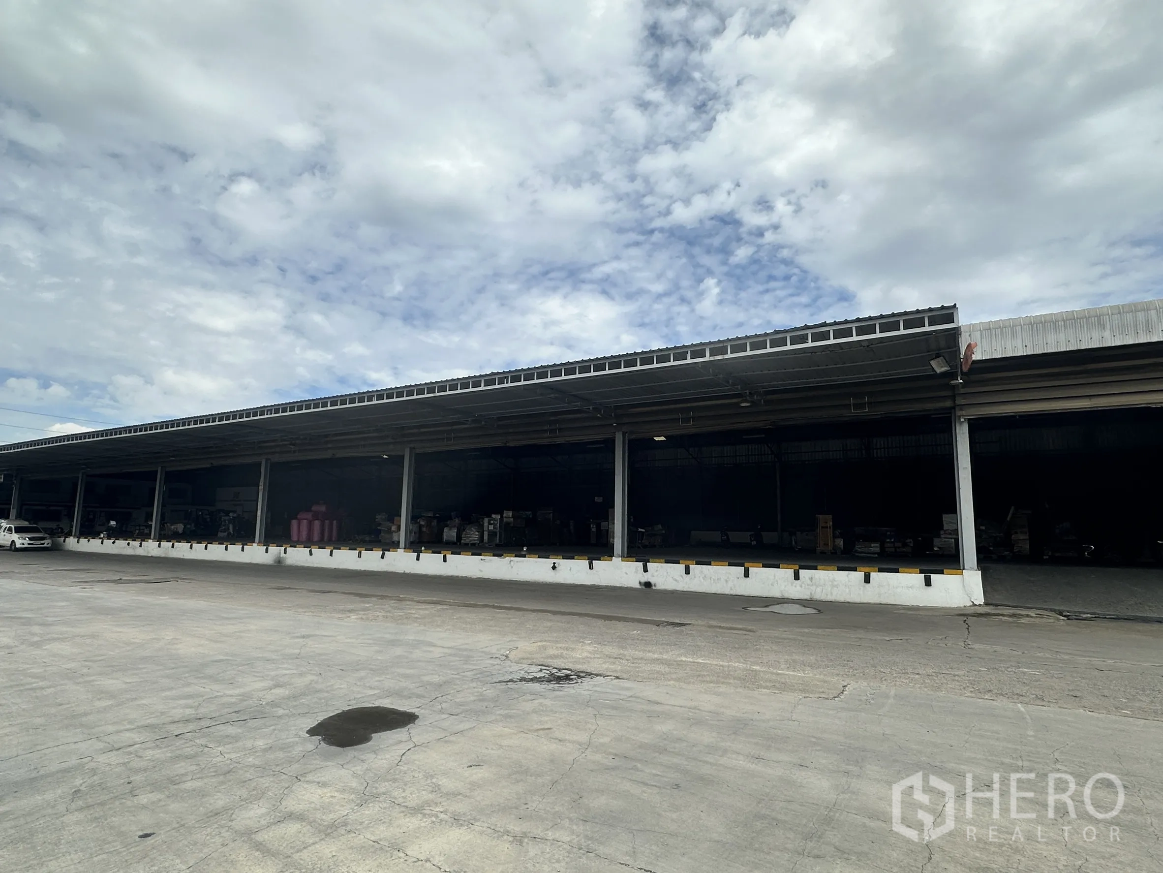 โรงงาน for rent in Lat Krabang, Bangkok - ท่าโหลดสินค้ายาวตลอดหน้าโกดังพร้อมช่องจอดหลายจุดและแถบกันชน