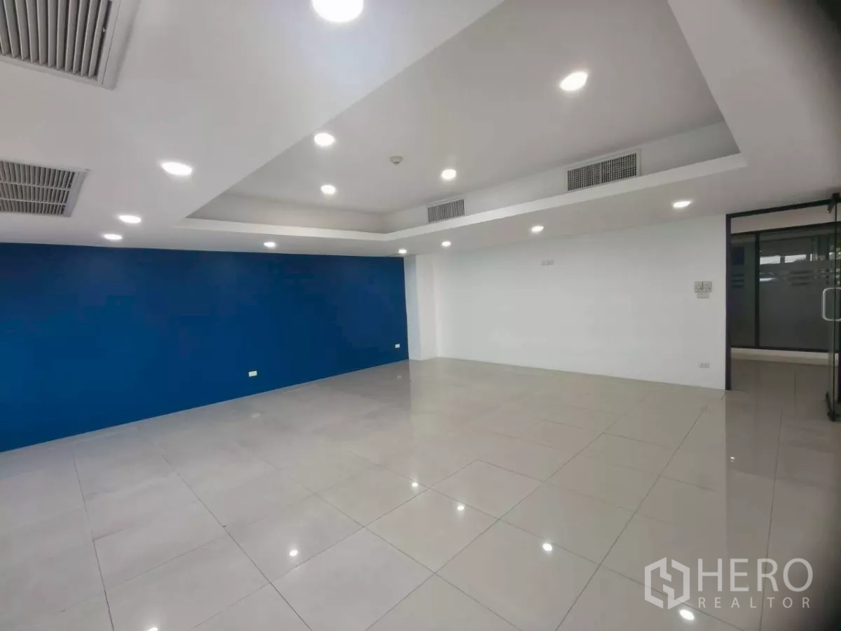 สำนักงาน ให้เช่าในChatuchak, Bangkok - อีกมุมของห้องผนังน้ำเงิน พร้อมไฟดาวน์ไลท์และช่องลมแอร์