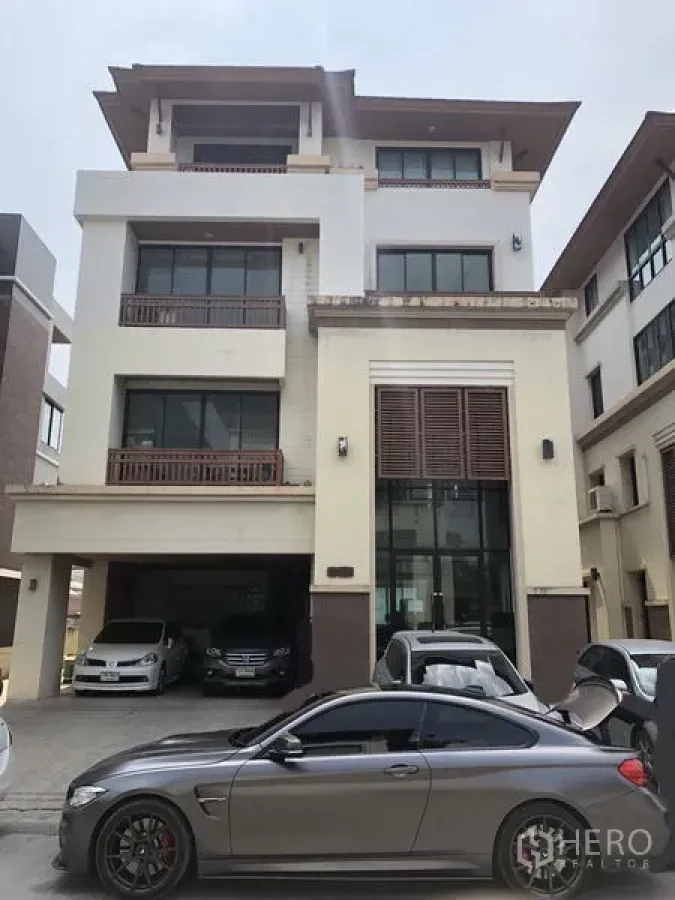 สำนักงานที่บ้าน ให้เช่าในWang Thonglang, Bangkok - ด้านหน้าตึกโฮมออฟฟิศหลายชั้น มีประตูบานสูง ระเบียง และที่จอดรถในร่มหลายคัน