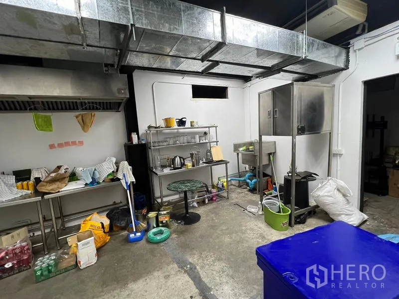 零售空间 出租在Watthana, Bangkok - 后场备餐区，通风管道、不锈钢操作台与储物架。