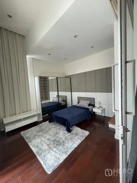 ทาวน์เฮาส์ ให้เช่าหรือขายในChatuchak, Bangkok - ห้องนอนรองพร้อมตู้เสื้อผ้าบานกระจกเงาและพรมฟูนุ่ม