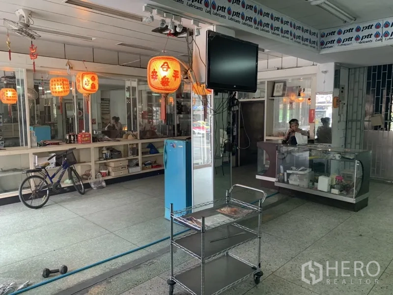 อาคารพาณิชย์ ให้เช่าในKhlong Toei, Bangkok - ภายในร้านค้าพร้อมเคาน์เตอร์คิดเงิน โคมไฟแขวน ทีวีแขวน และพื้นที่โล่งพร้อมตกแต่ง