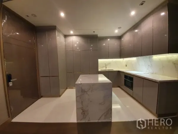 คอนโด ให้เช่าในHuai Khwang, Bangkok - ครัวรูปตัวแอล ตู้เงามันวาว ผนังหินอ่อน พร้อมไอส์แลนด์กลางห้อง