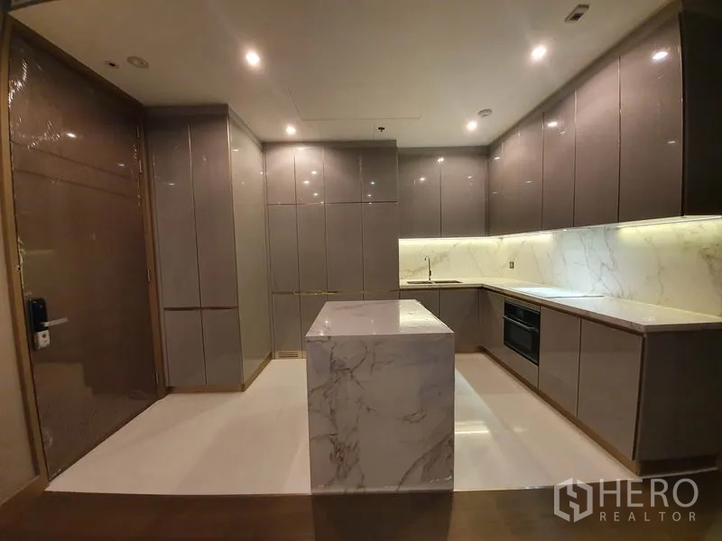 คอนโด ให้เช่าในHuai Khwang, Bangkok - ครัวรูปตัวแอล ตู้เงามันวาว ผนังหินอ่อน พร้อมไอส์แลนด์กลางห้อง