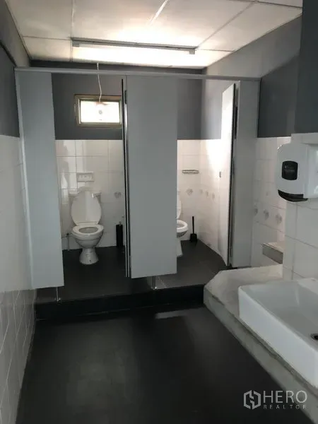 คอนโด ให้เช่าในPathum Wan, Bangkok - ห้องน้ำปูกระเบื้อง มีประตูแยกโถสุขภัณฑ์และอ่างล้างมือ