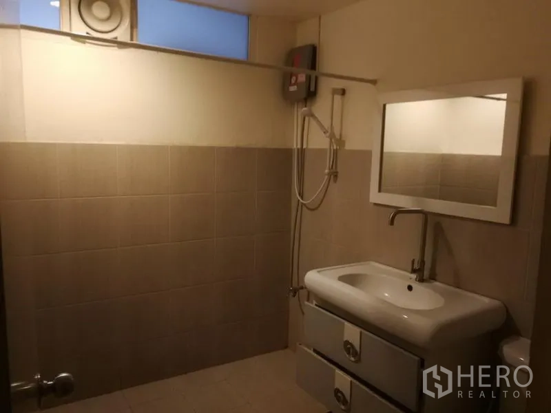 ทาวน์เฮาส์ ให้เช่าในKhlong Toei, Bangkok - ห้องน้ำมีอ่างล้างหน้า กระจก อาบน้ำพร้อมเครื่องทำน้ำอุ่น