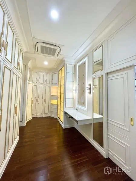 Detached House for sale in Thawi Watthana, Bangkok - Spacious walk-in closet with custom wardrobes, mirrors and dressing area