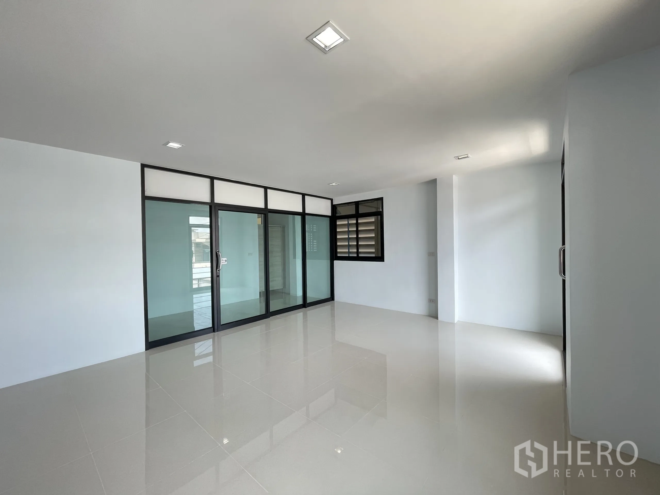 Factory for rent in Ban Phaeo, Samut Sakhon - Open-plan office space with sliding glass meeting room and windows.