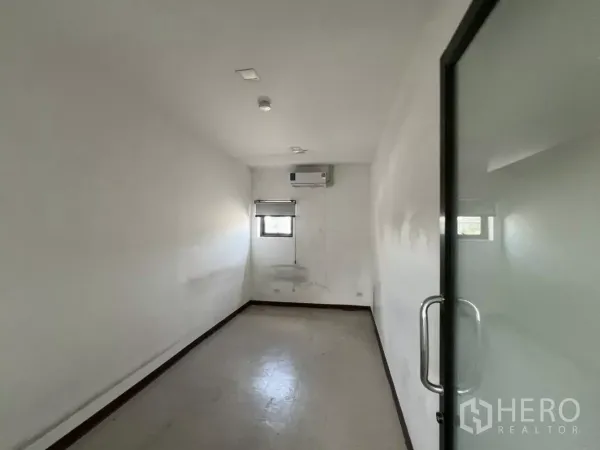 อาคารพาณิชย์ ให้เช่าในHuai Khwang, Bangkok - ห้องทำงานขนาดกะทัดรัดผนังสีขาว มีหน้าต่าง แอร์ และประตูกระจก.