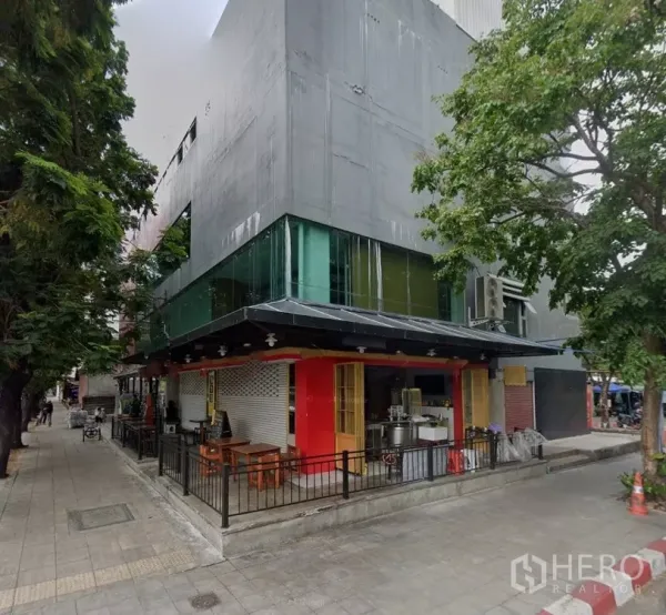 店屋 出租 - 四层转角商用楼，玻璃外立面与街角露台（沙吞）