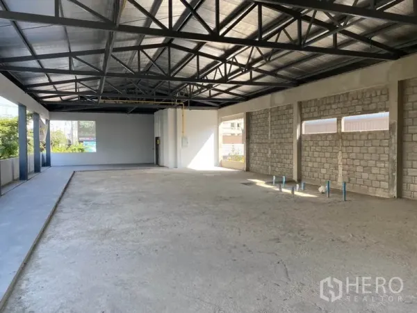 零售空间 出租在Khlong Toei, Bangkok - 宽敞室内，外露梁架与预留管线，方便租户装修