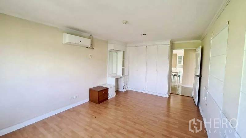 คอนโด ให้เช่าในWatthana, Bangkok - ห้องนอนพื้นไม้ ตู้เสื้อผ้าบิวท์อิน โต๊ะเครื่องแป้ง และแอร์ติดผนัง