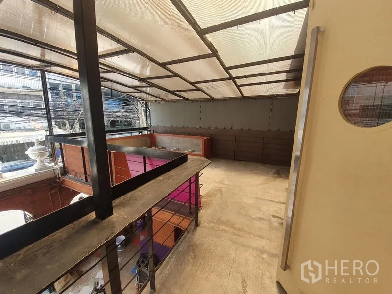 อาคารพาณิชย์ ให้เช่าในKhlong Toei, Bangkok - ระเบียงชั้นบนมุงหลังคา มองเห็นถนนและเทอเรซด้านล่าง