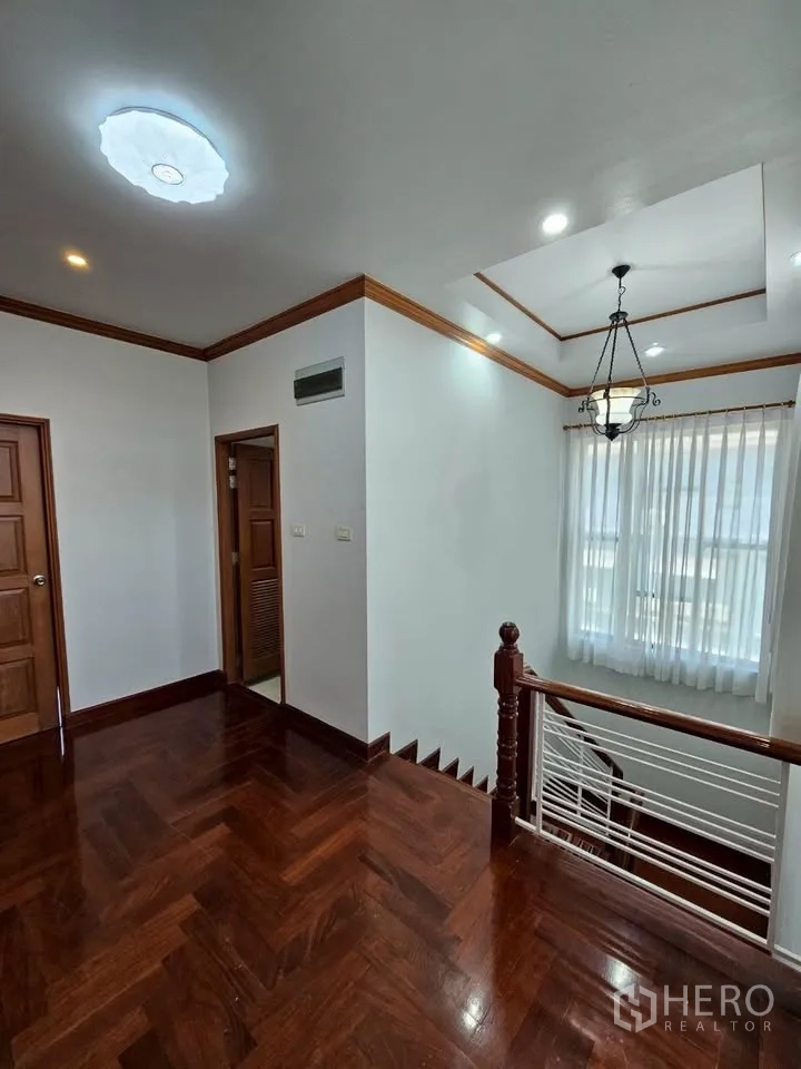 สำนักงานที่บ้าน for rent in Wang Thonglang, Bangkok - โถงบันไดชั้นบน ราวบันไดไม้ ฝ้าหลุม และม่านโปร่งรับแสง