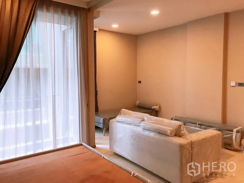 公寓 出租在Watthana, Bangkok - 卧室通过移门连接客厅，阳台配轻薄窗帘。