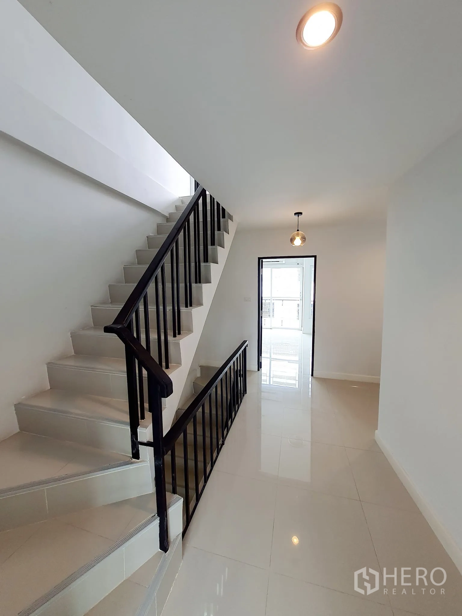 สำนักงานที่บ้าน ให้เช่าในKhlong Toei, Bangkok - บันไดราวเหล็กสีดำคู่กับโถงทางเดินสว่างไปยังอีกห้อง