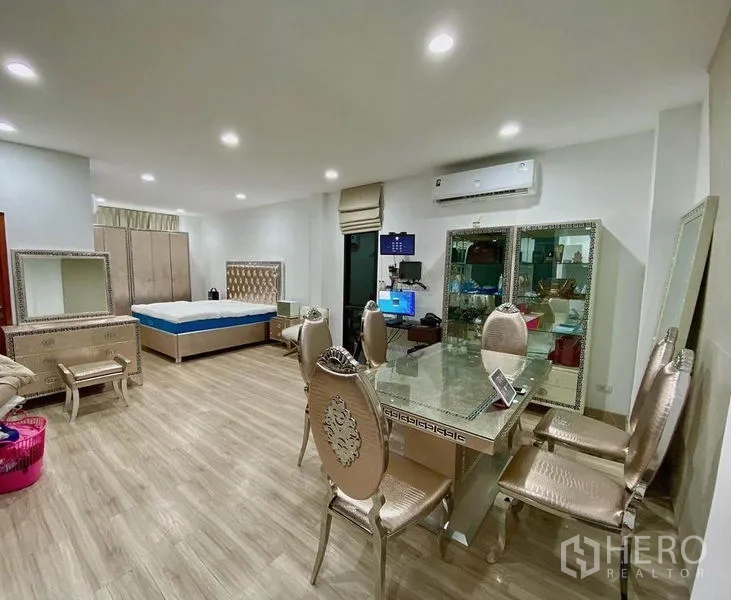 Home Office for sale in Wang Thonglang, Bangkok - Spacious bedroom-office suite with bed, work area and built-in air conditioning.