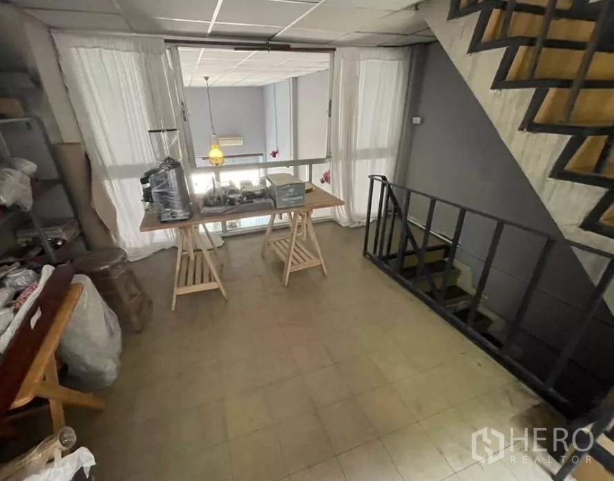 อาคารพาณิชย์ ให้เช่าในWatthana, Bangkok - ชานชั้นลอยข้างบันไดภายในและหน้าต่างบานใหญ่