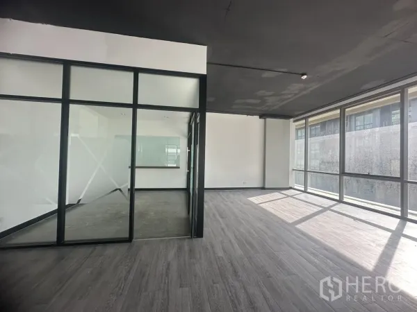 สำนักงาน ให้เช่าในKhlong Toei, Bangkok - ห้องประชุมกระจกฟรอสต์ใกล้มุมหน้าต่างสว่างพร้อมวิวเมือง